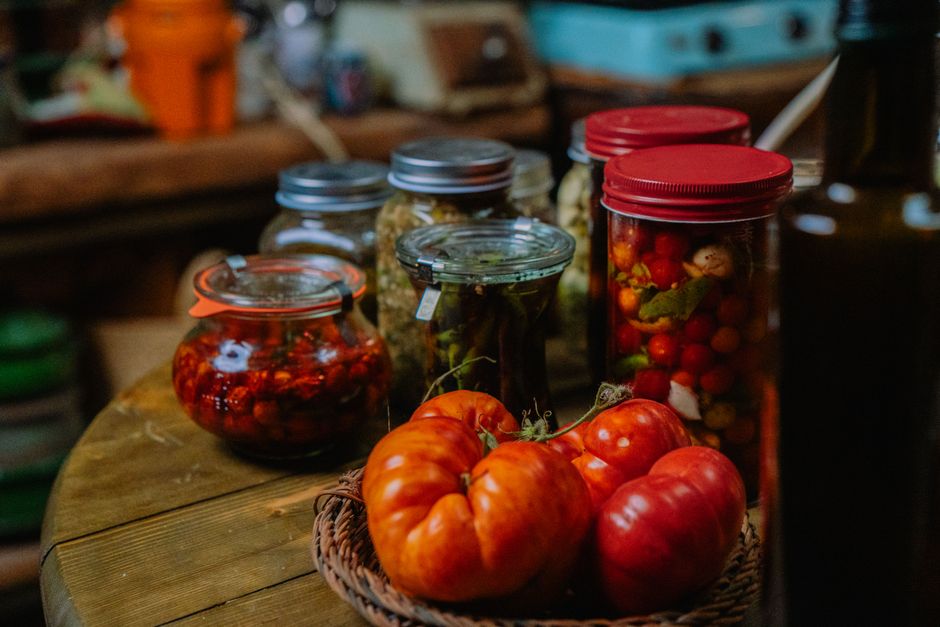 Potes de vidro caseiros com tomates conservados