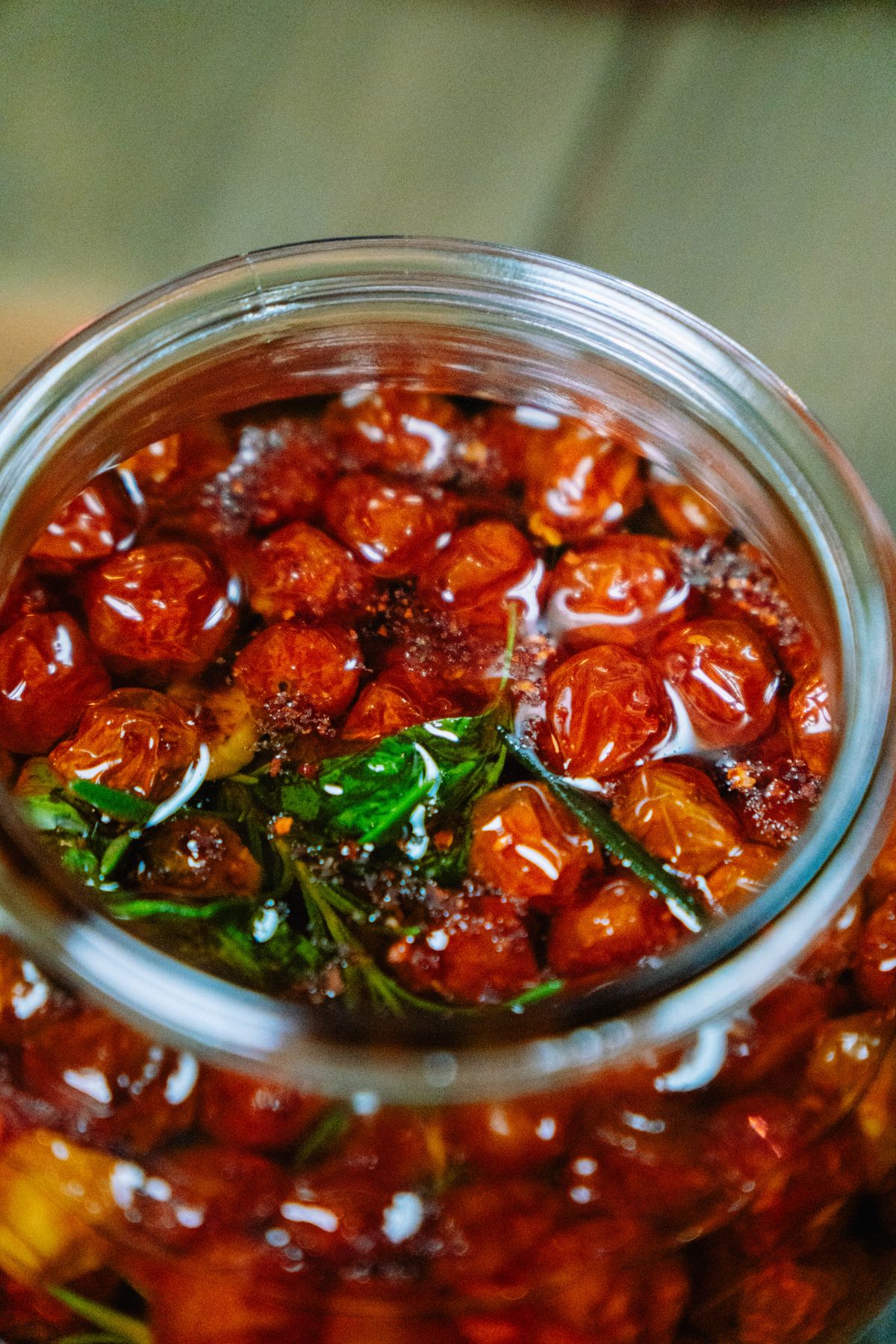 유리병 안에서 올리브유에 절여진 방울토마토