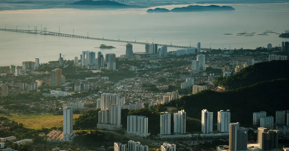 Vue panoramique de Bukit China, la colline historique de Malacca, avec ses tombes anciennes et sa végétation luxuriante