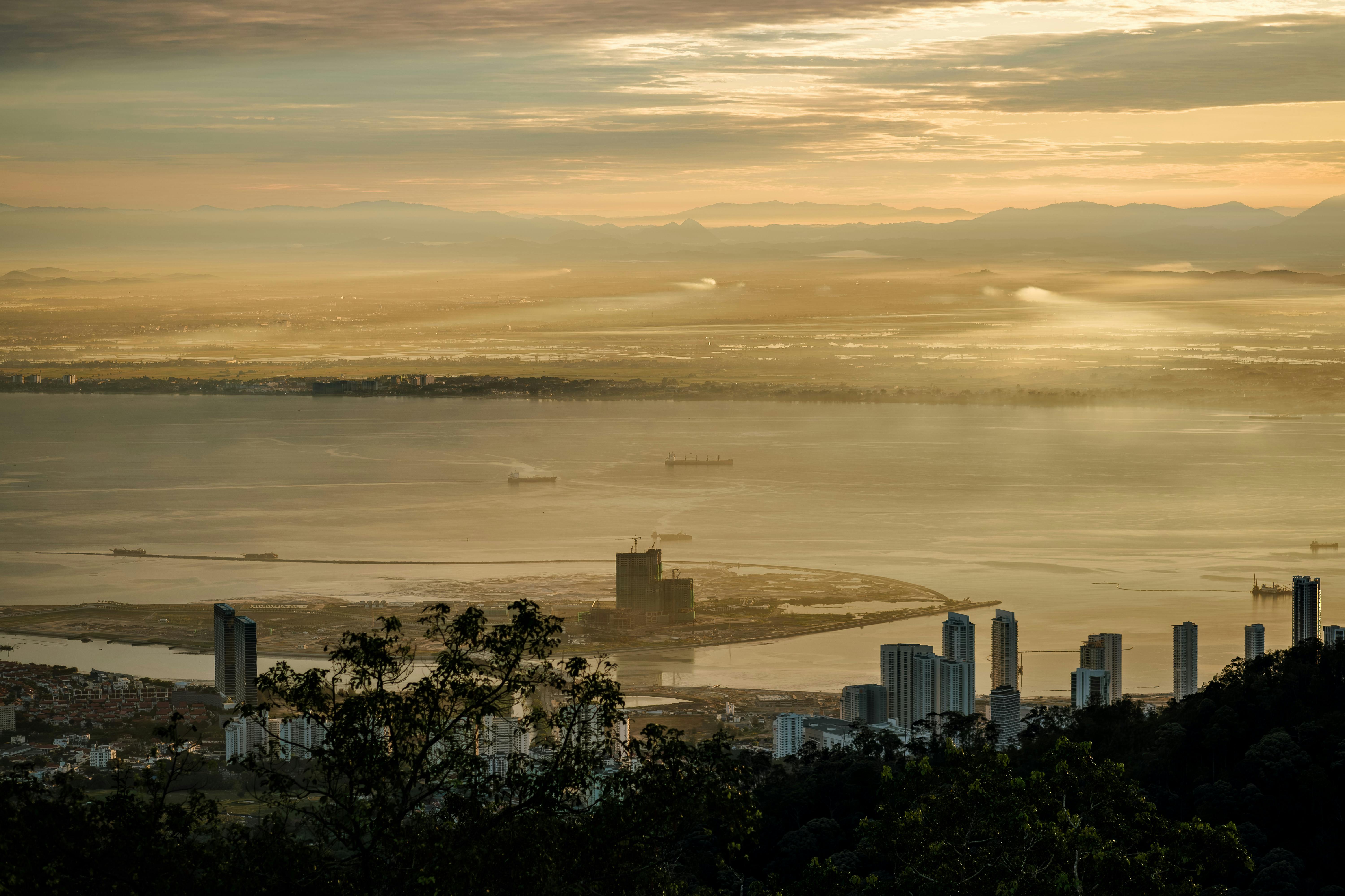 國際：始祖鳥攜手蔡國強西藏炸山煙火秀引發爭議