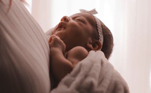 Ücretsiz Anne, Bebek Taşıma Stok Fotoğraflar