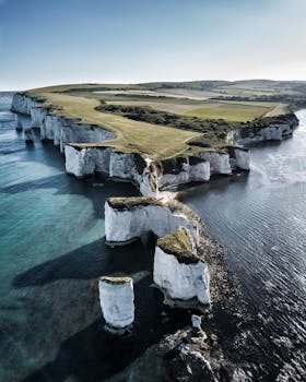 在阳光明媚的日子里，鸟瞰风景优美的英格兰老哈里岩，令人惊叹