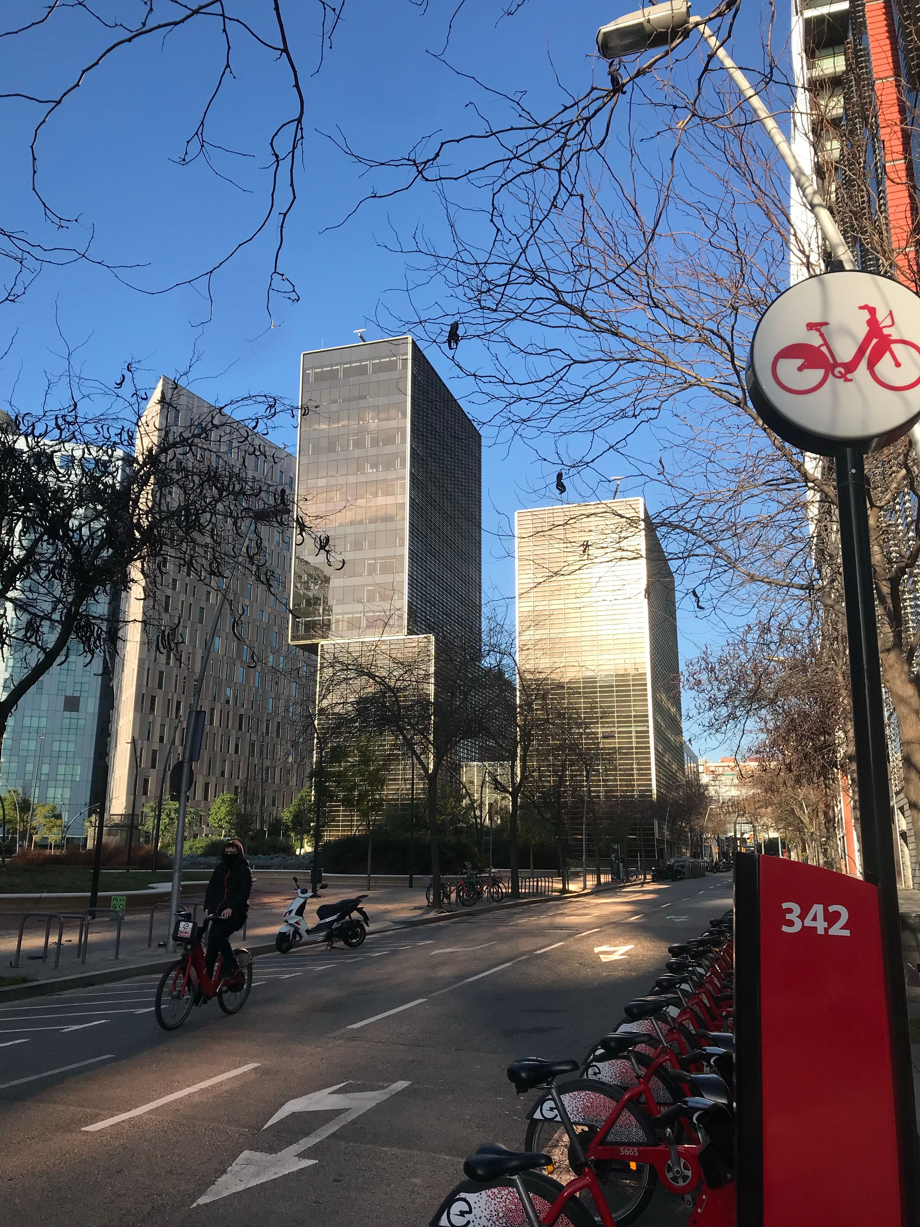 Modern Urban Scene with Skyscrapers and Bicycles · Free Stock Photo