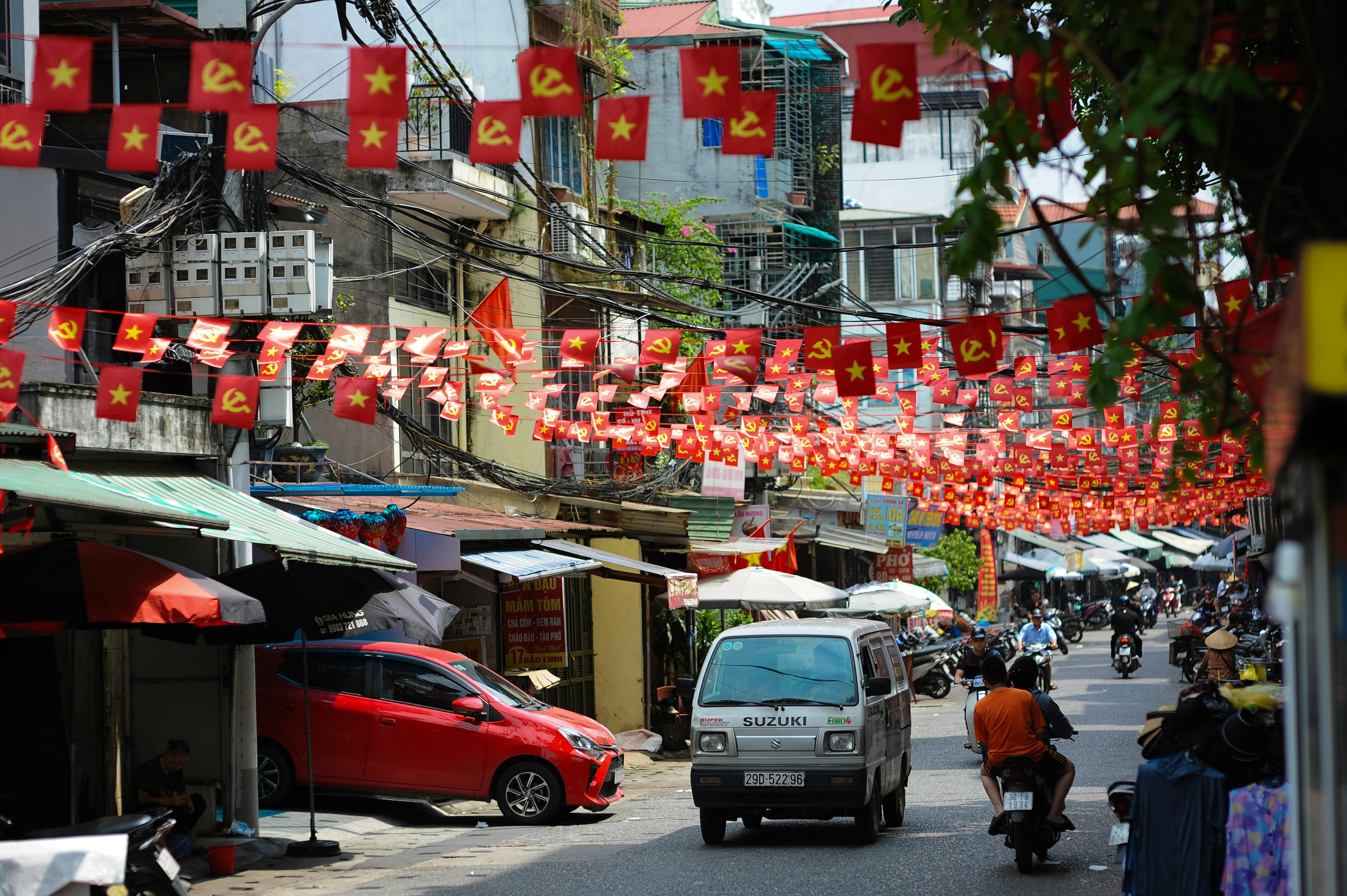 May Outlook: AI Fundamentals Overpower Geopolitics — Photo by Thang Nguyen on Pexels