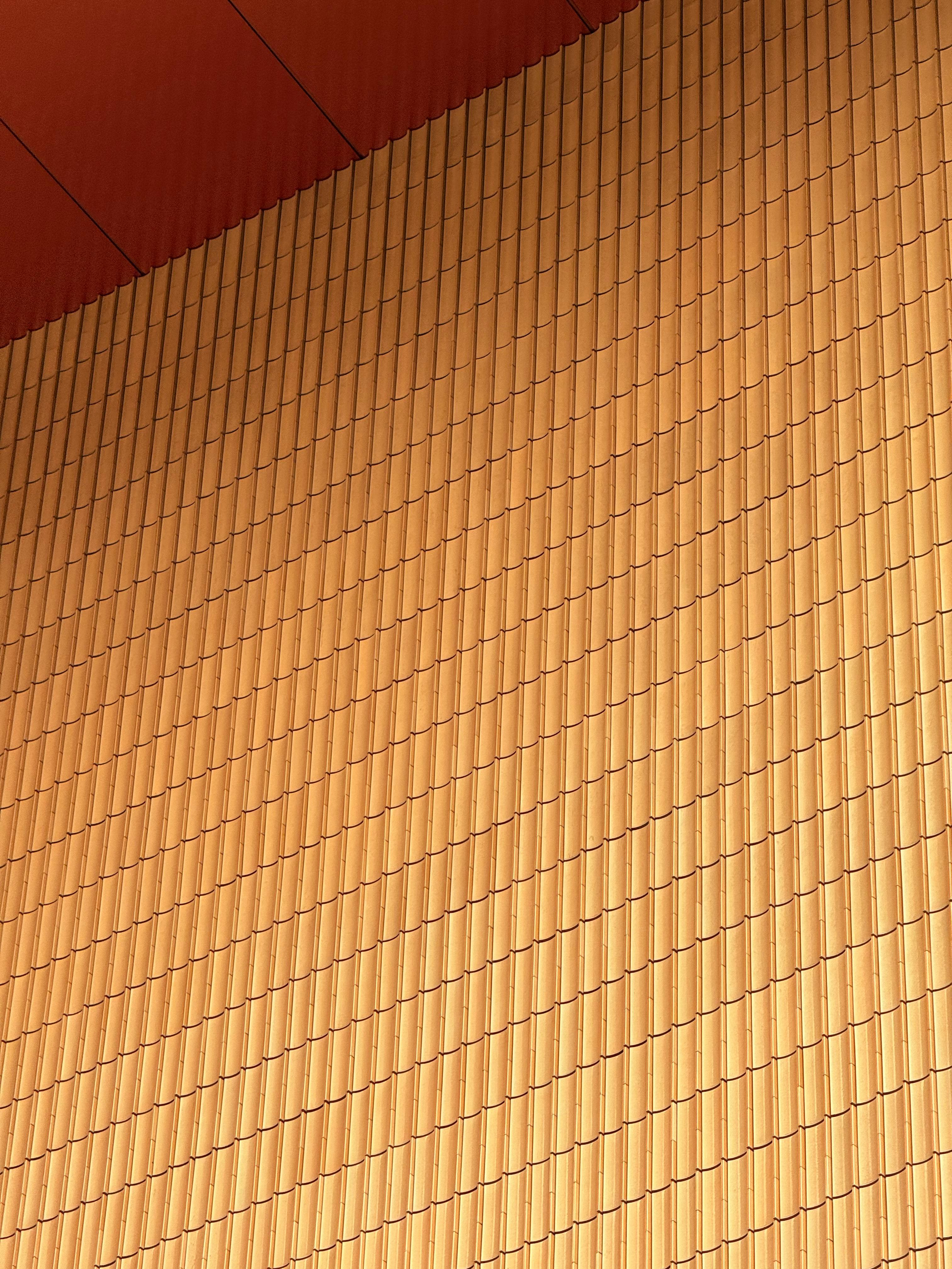 bezplatná Zlatá dlaždicová stěna s jedinečným uměleckým vzorem, ideální pro pozadí nebo architektonické motivy. Základová fotografie