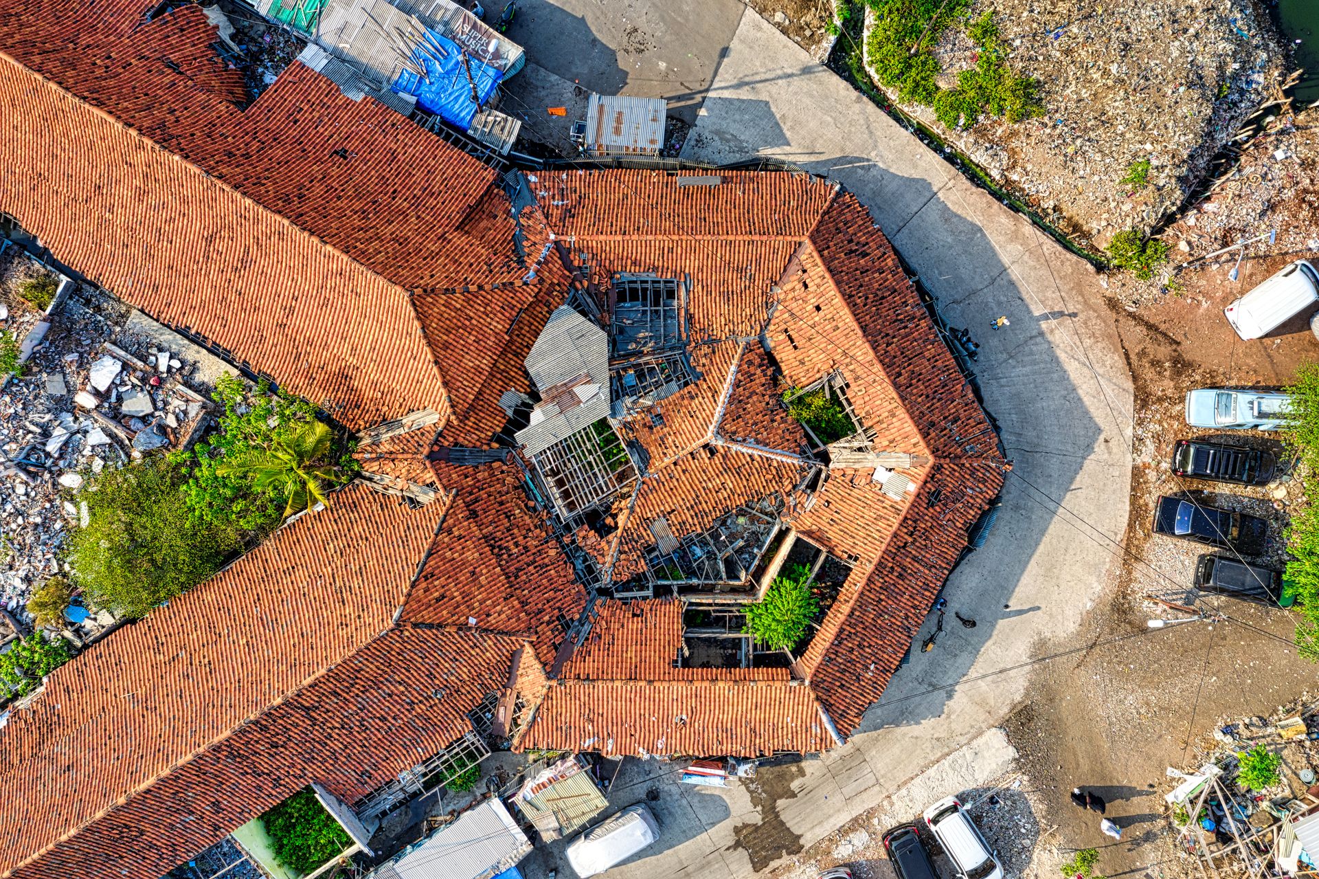 Edificios dañados y escombros en Indonesia bajo cielo nublado
