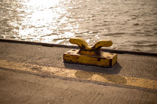 Pemasangan bollard stainless steel di area komersial