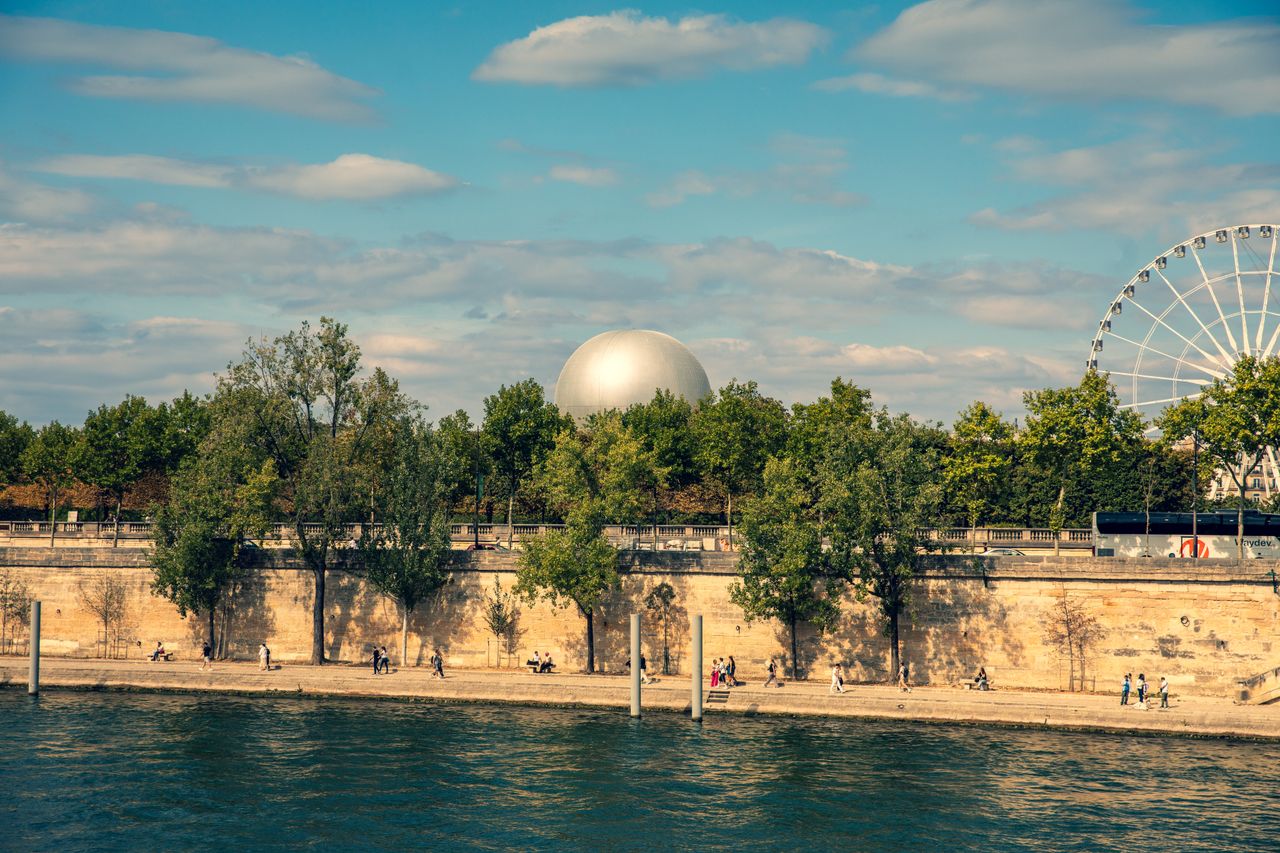 Nostalgie des piscines Tournesol, dômes français qui suivent le soleil