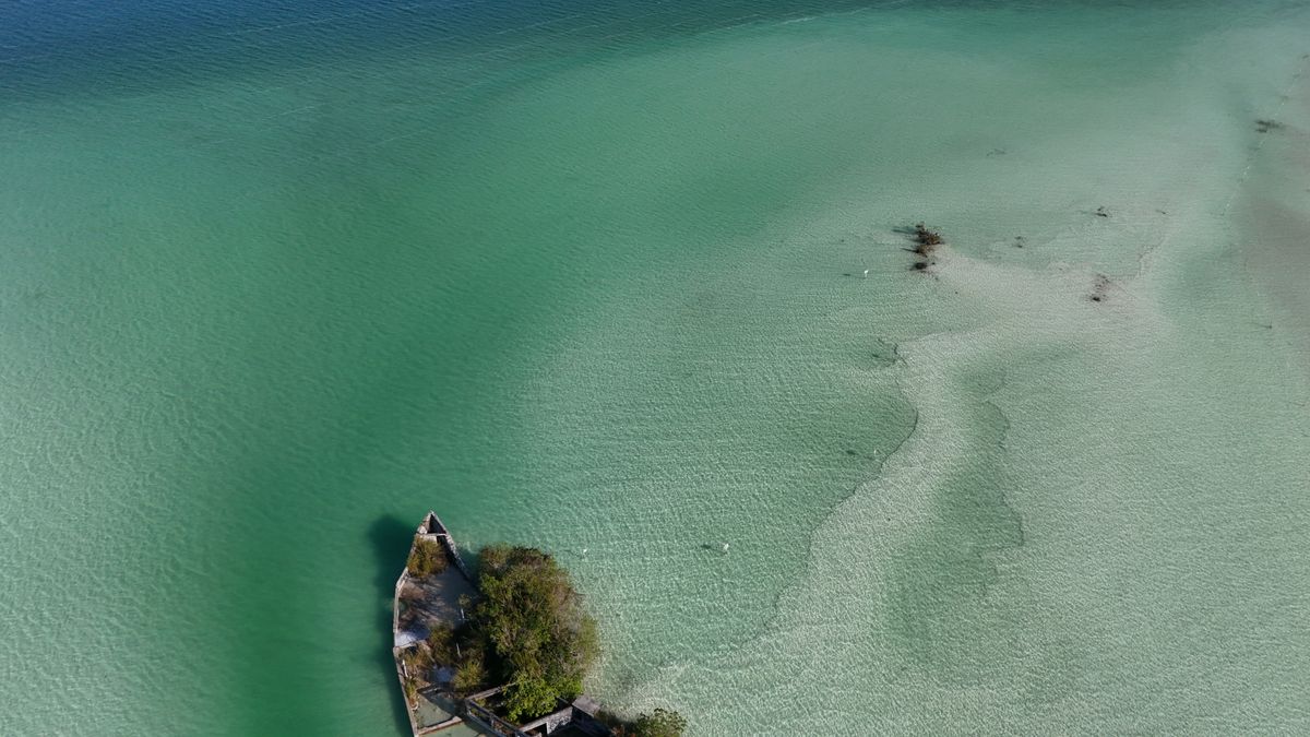 Vista aérea de las aguas turquesas prístinas de la Laguna de Bacalar