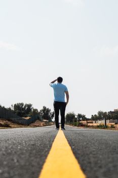 一个男人独自走在荒无人烟的路上，孤独而坚定地探索着