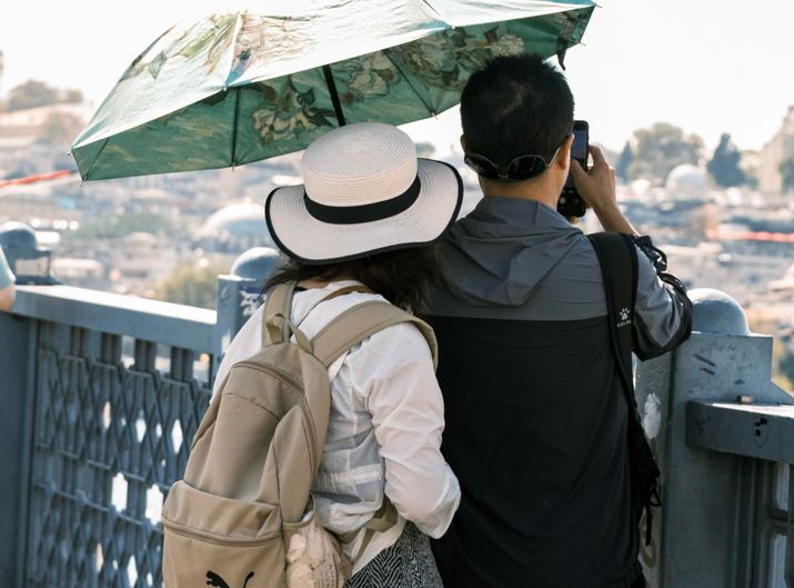 Online dating: starting a conversation on a niche platform
