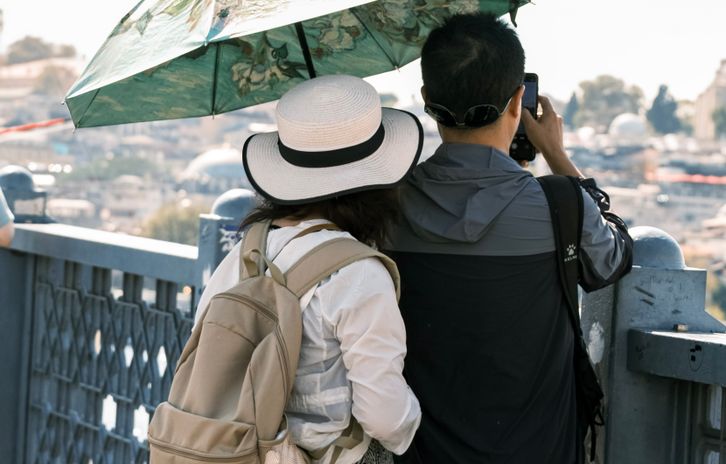 Online dating: starting a conversation on a niche platform