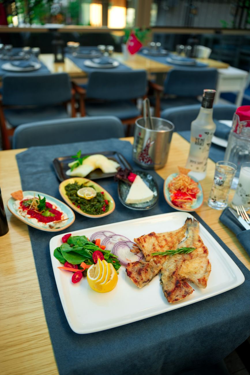 Masada taze Akdeniz balığı ve meze — Mersin mutfağı