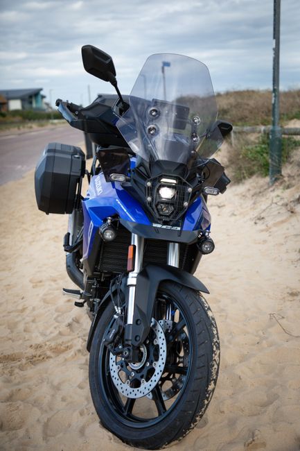 essai CFMOTO 450MT — vue trois-quarts avant garée sur un chemin de terre, en situation trail