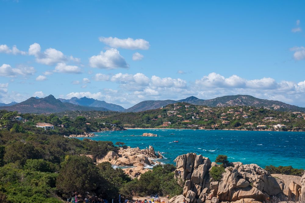 Coastă stâncoasă și vegetație verde deasupra mării, în Sardinia