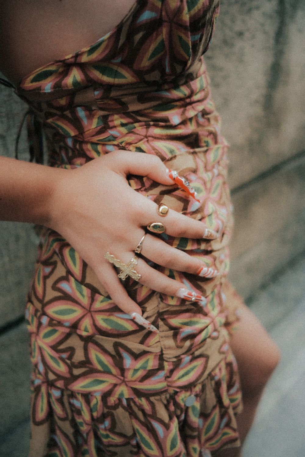Estampado Colorido Mujer Elegante Con Vestido Estampado Colorido · Foto de stock gratuita