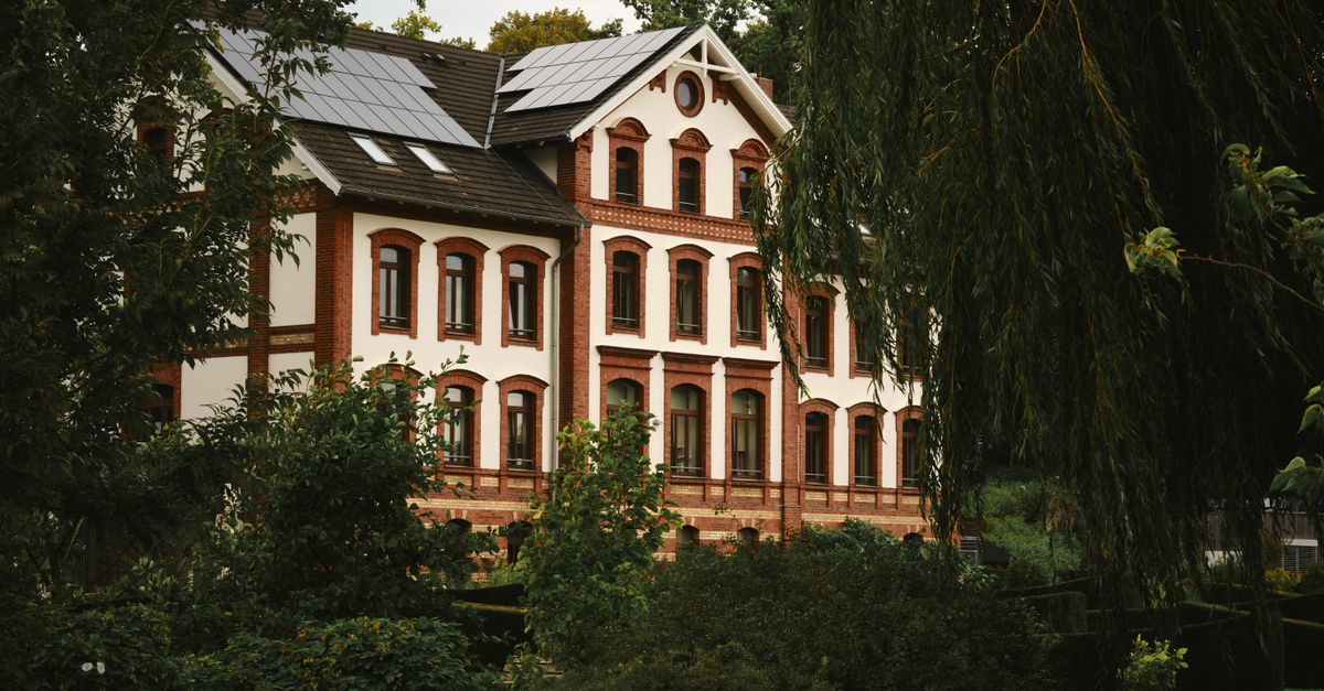 Historische Villa in Deutschland, umgeben von grĂĽner Landschaft