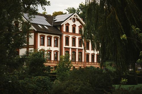 Free Discover a beautifully preserved historic villa surrounded by lush greenery in Waren (Müritz), Germany. Stock Photo