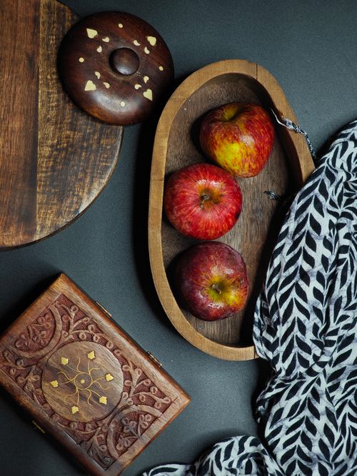 Free A rustic flat lay of red apples and wooden items on a dark background. Stock Photo