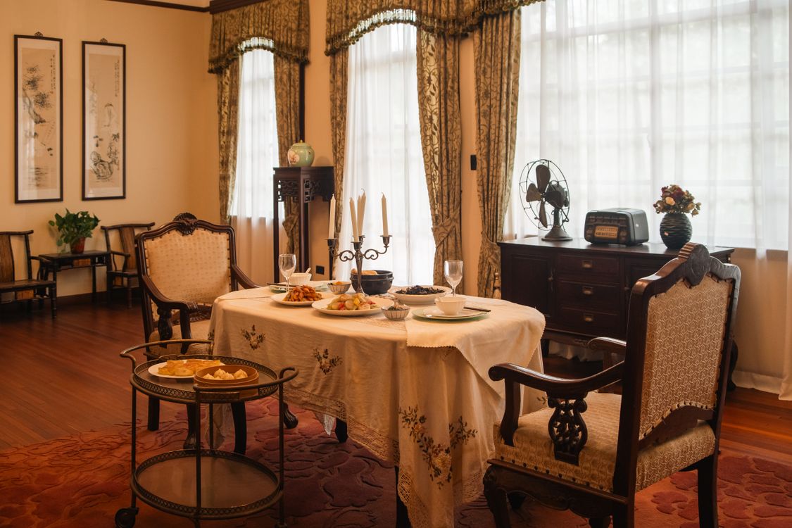 Vintage Dining Room Interior in Meiling Palace · Free Stock Photo