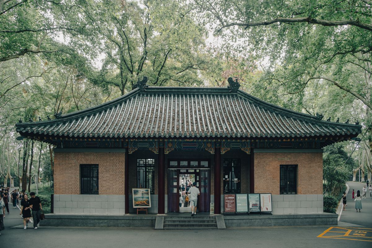 Wander the Presidential Palace