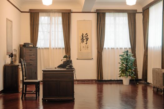 专业人员正在仔细打磨和填补家具上的深度划痕