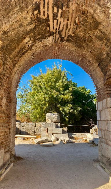 <b>Hari 6: Ephesus – Menelusuri Jejak Sejarah</b> <b>Hari 6: Ephesus – Menelusuri Jejak Sejarah</b>