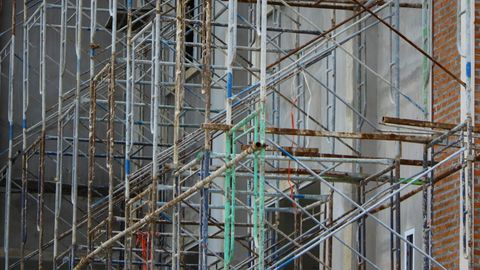 Detailed view of metal scaffolding on a construction site, showcasing architectural complexity.