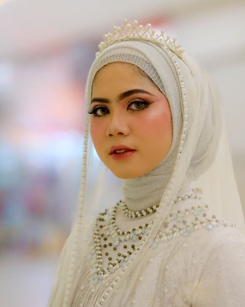 Free Stunning portrait of a bride in a white hijab with intricate beadwork, conveying elegance and grace. Stock Photo