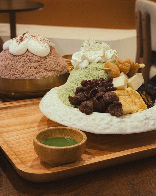 이끼볼 빙수를 연상시키는 말차 시럽과 흰 얼음이 어우러진 일본식 여름 디저트