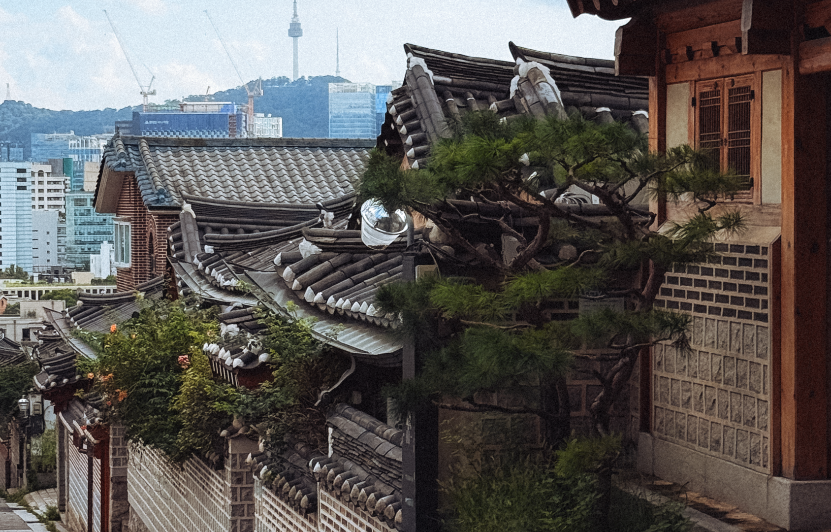 Kawasan hanok tempat wisatawan dapat mengenal budaya Korea Selatan dan tea house tradisional