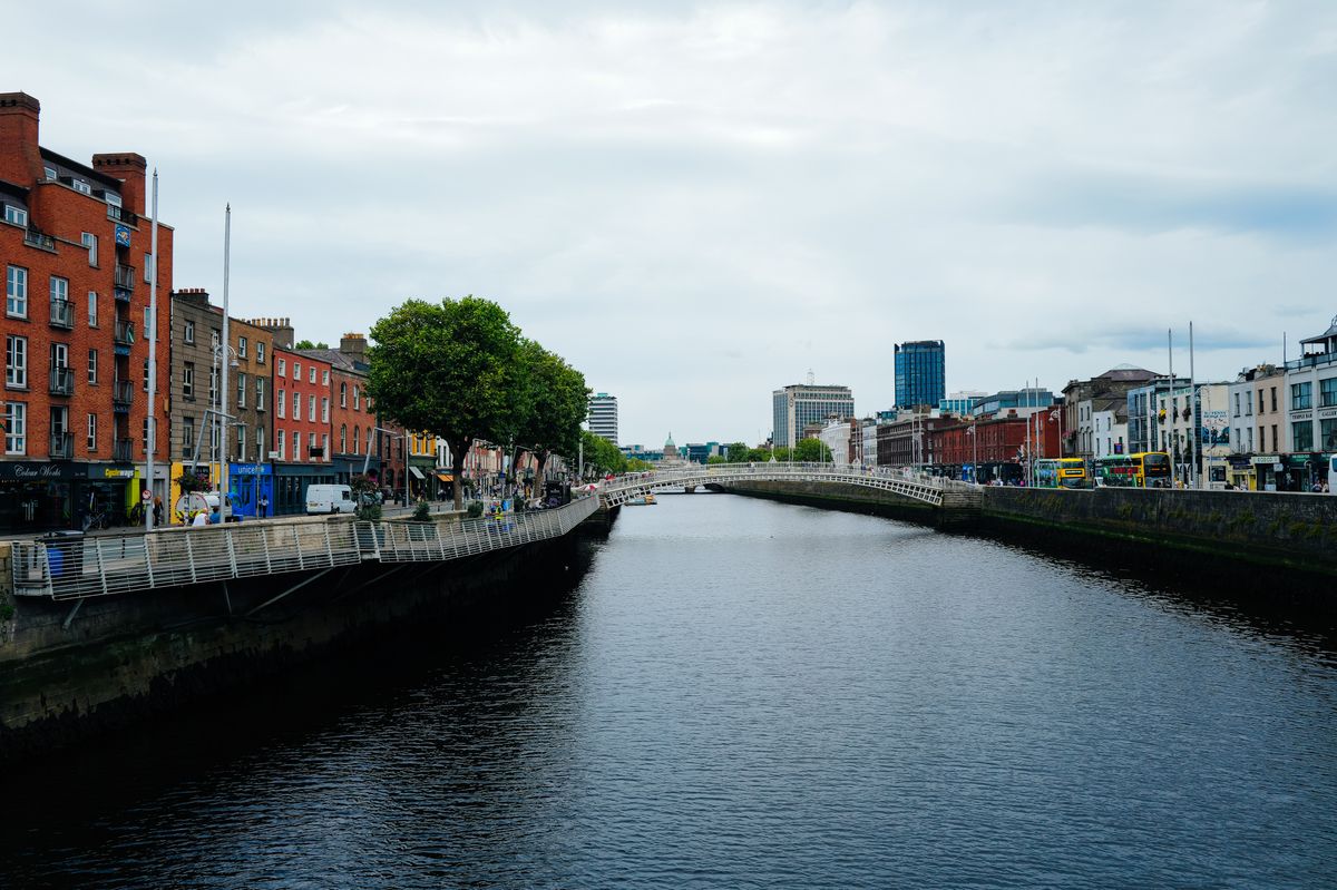 Dublin - priveliște urbană cu râul Liffey și clădirile orașului