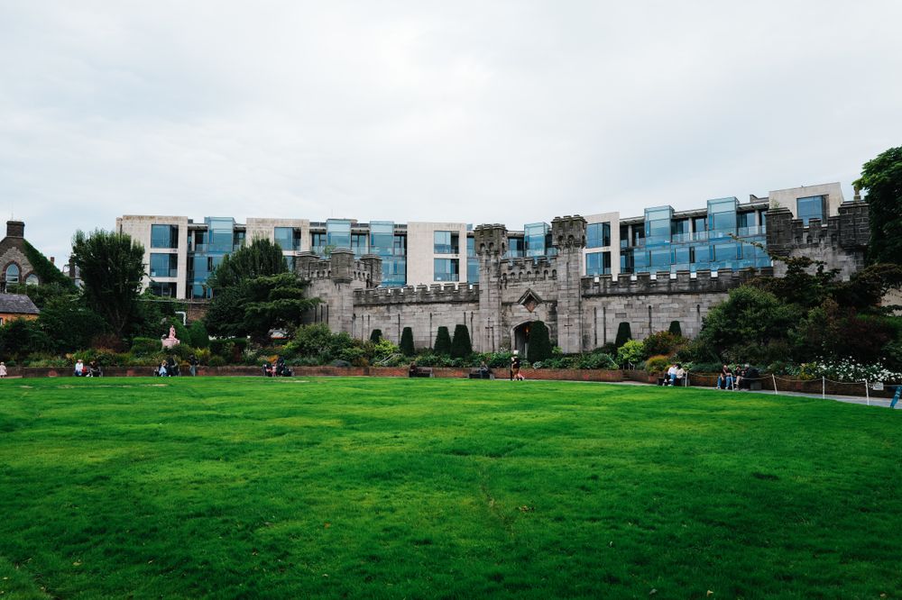 Zidul istoric al castelului Dublin cu peluza verde din față
