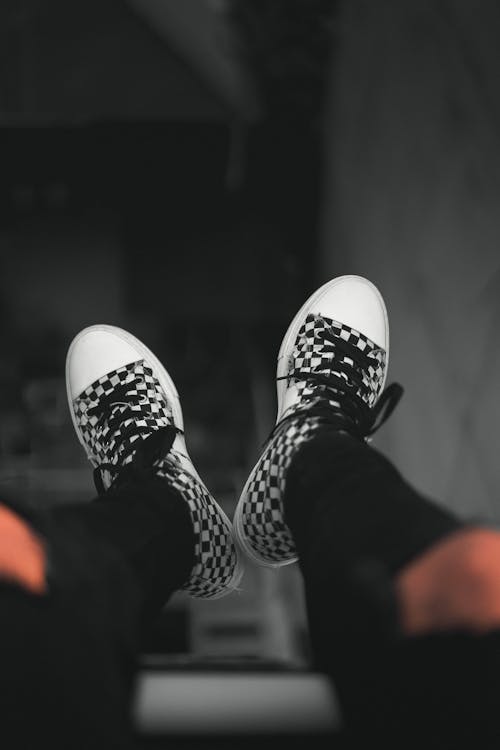 Fotografía De Enfoque Superficial De Zapatillas De Tablero De Ajedrez En Blanco Y Negro