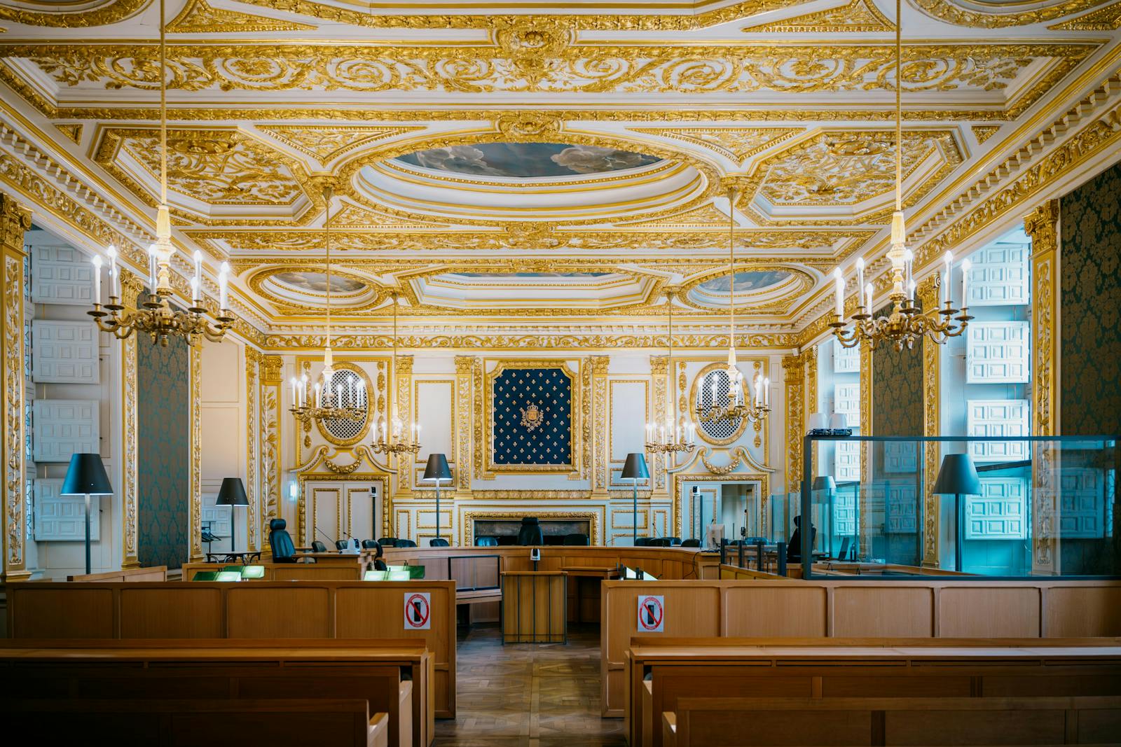 Interno storico di un'aula di tribunale con arredi e banchi in legno