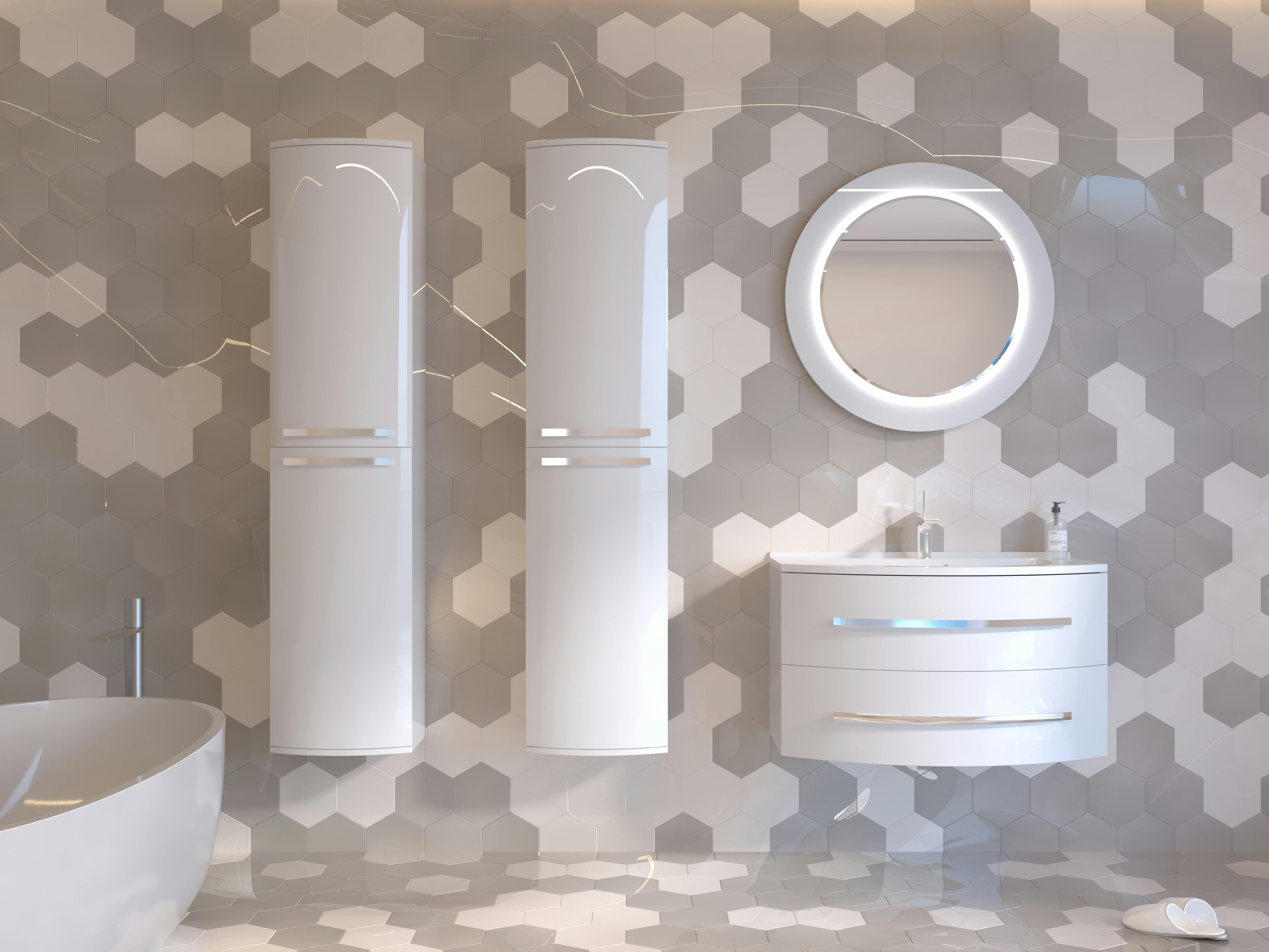 Heller Badezimmerspiegel mit sauberer Glasfläche und minimalistischen Details, bereit zum streifenfreien Putzen