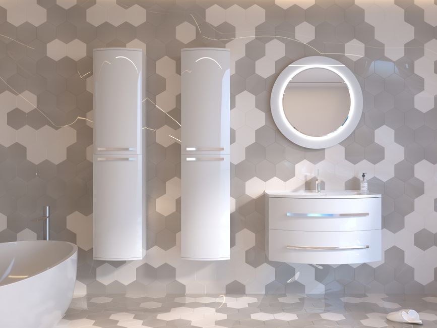 Heller Badezimmerspiegel mit sauberer Glasfläche und minimalistischen Details, bereit zum streifenfreien Putzen
