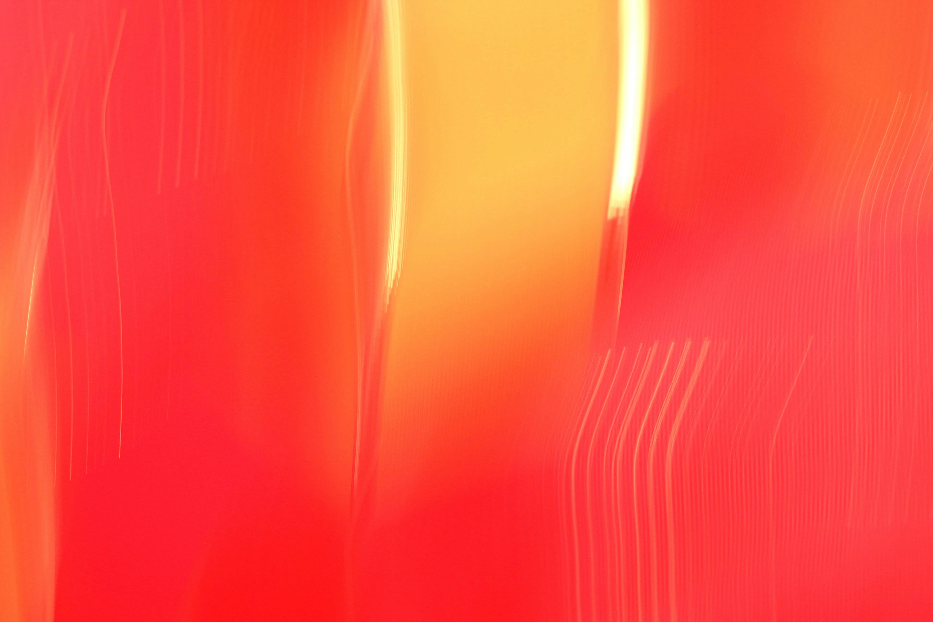 grátis Imagem abstrata dinâmica com listras vibrantes de luz vermelha e laranja, criando uma estética artística e moderna. Foto profissional