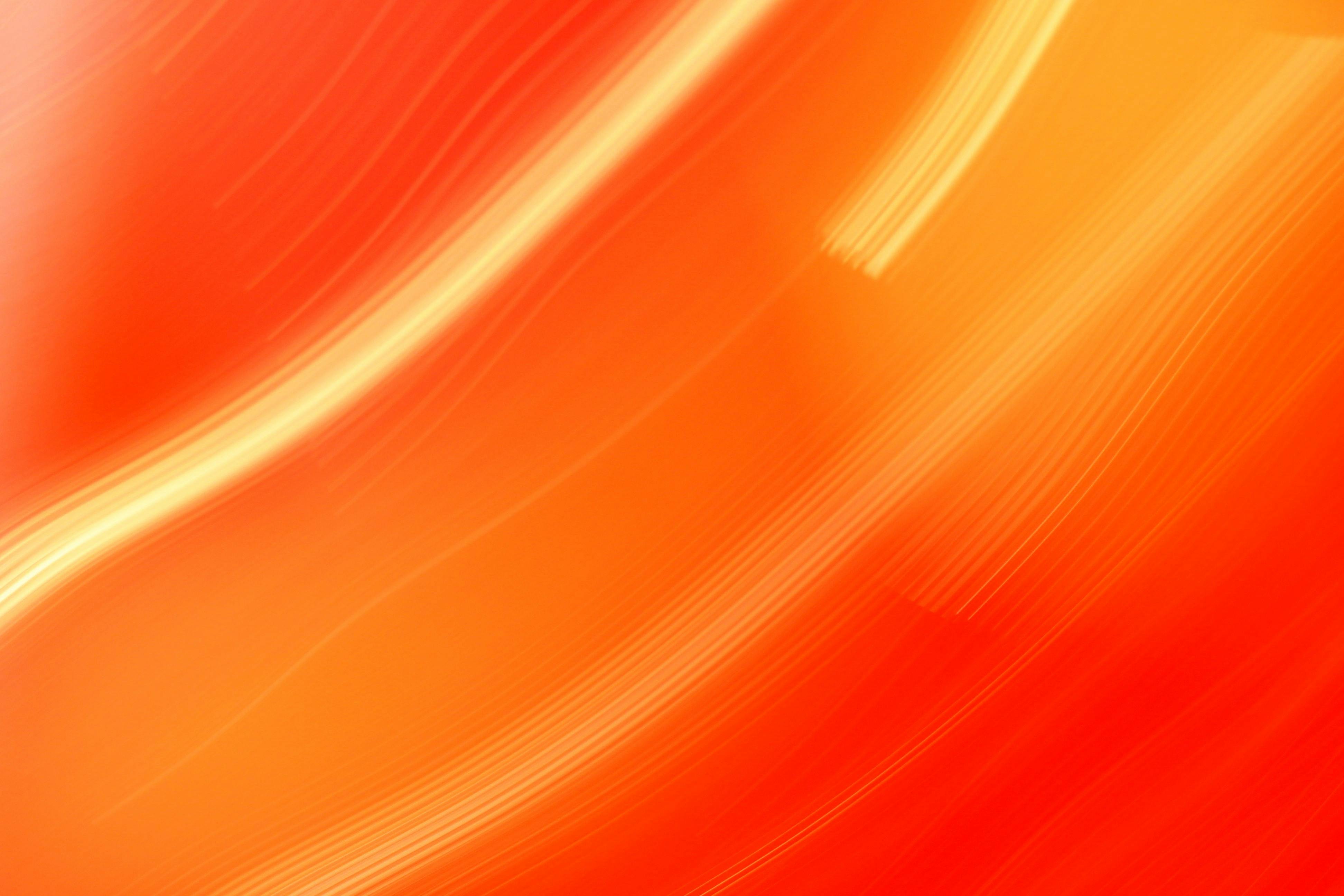 Kostenlos Dynamisches abstraktes Bild aus orangefarbenen und roten Lichtspuren, die Bewegung und Energie vermitteln. Stock-Foto