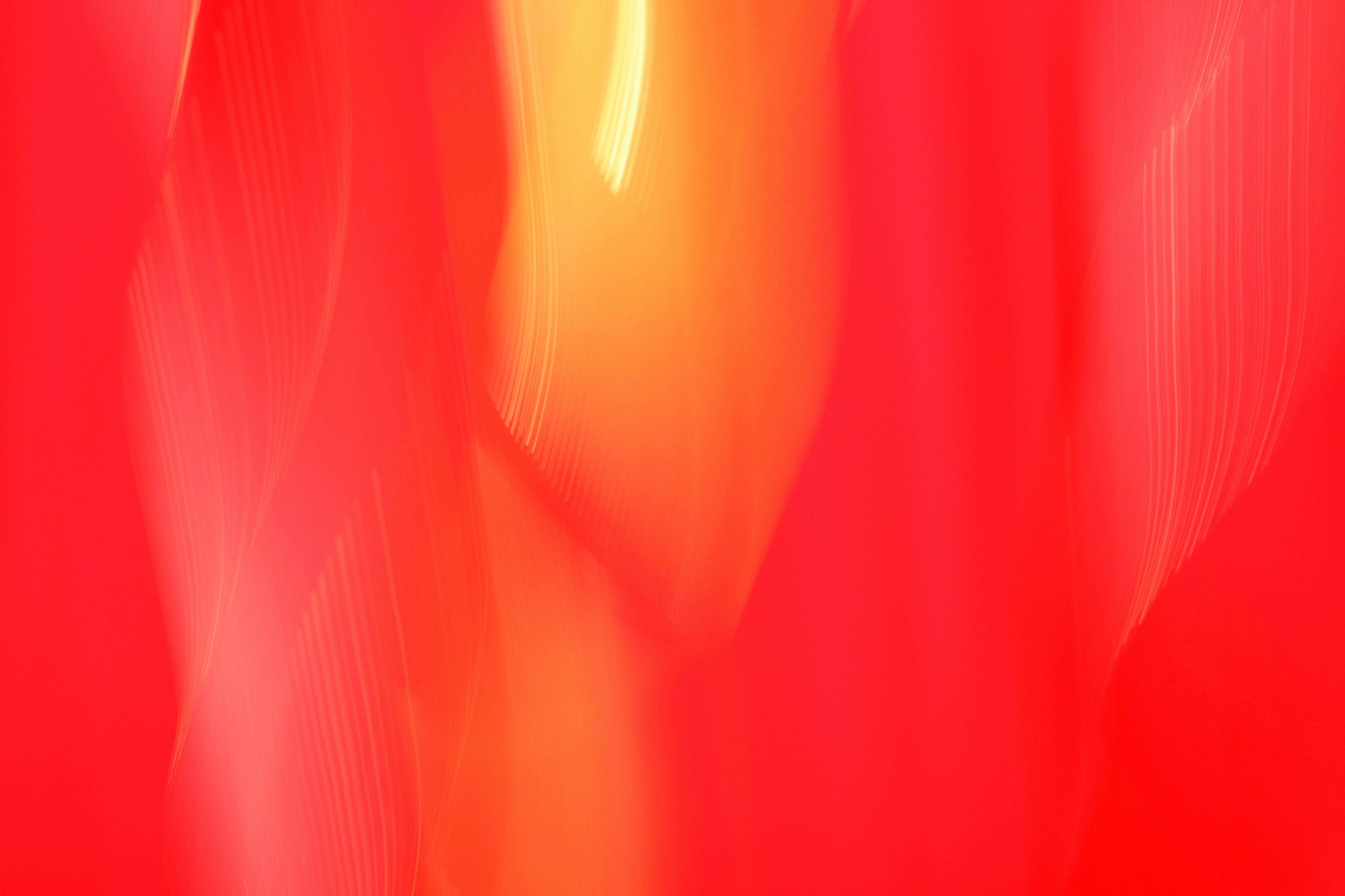 Kostnadsfria Dynamisk abstrakt bild som visar virvlande röda och orange nyanser i rörelse. Stock foto