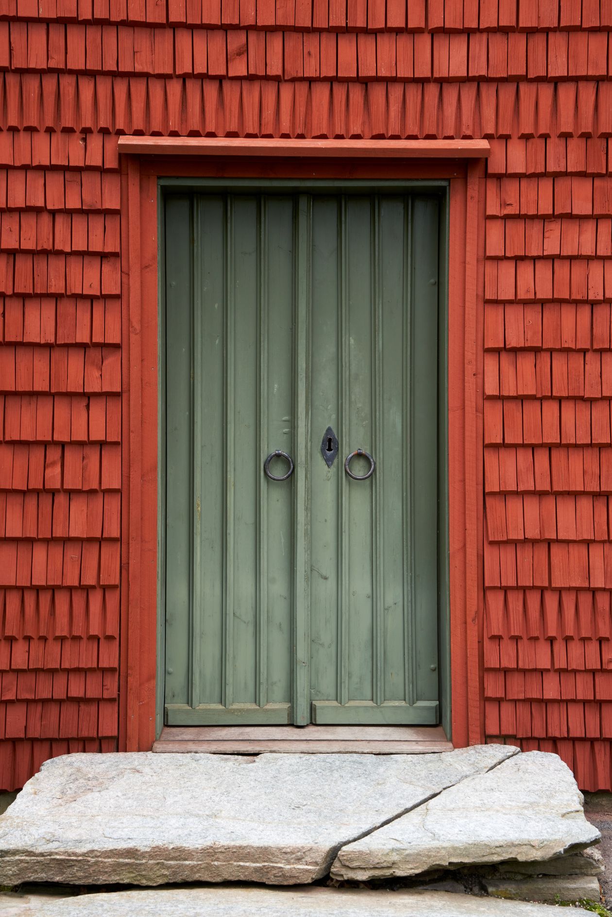 welcoming touches for guests at the entryway