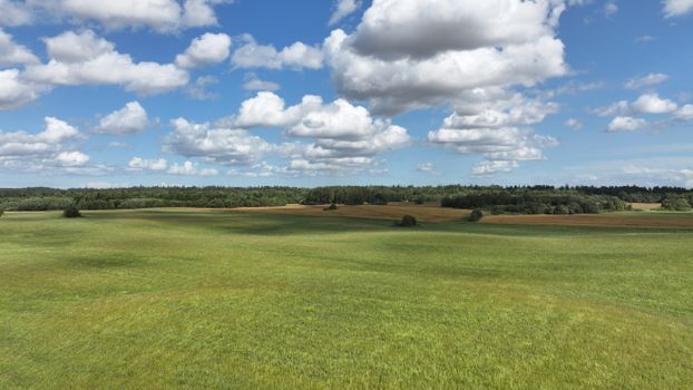 été. Champ. Ciel Bleu Avec Nuages. Photo Prise Par Drone.