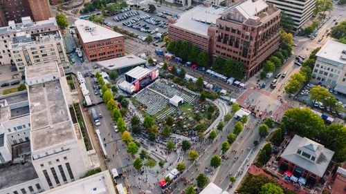 Free A vibrant aerial shot of an outdoor event in Chattanooga, Tennessee, showcasing crowds and city architecture. Stock Photo