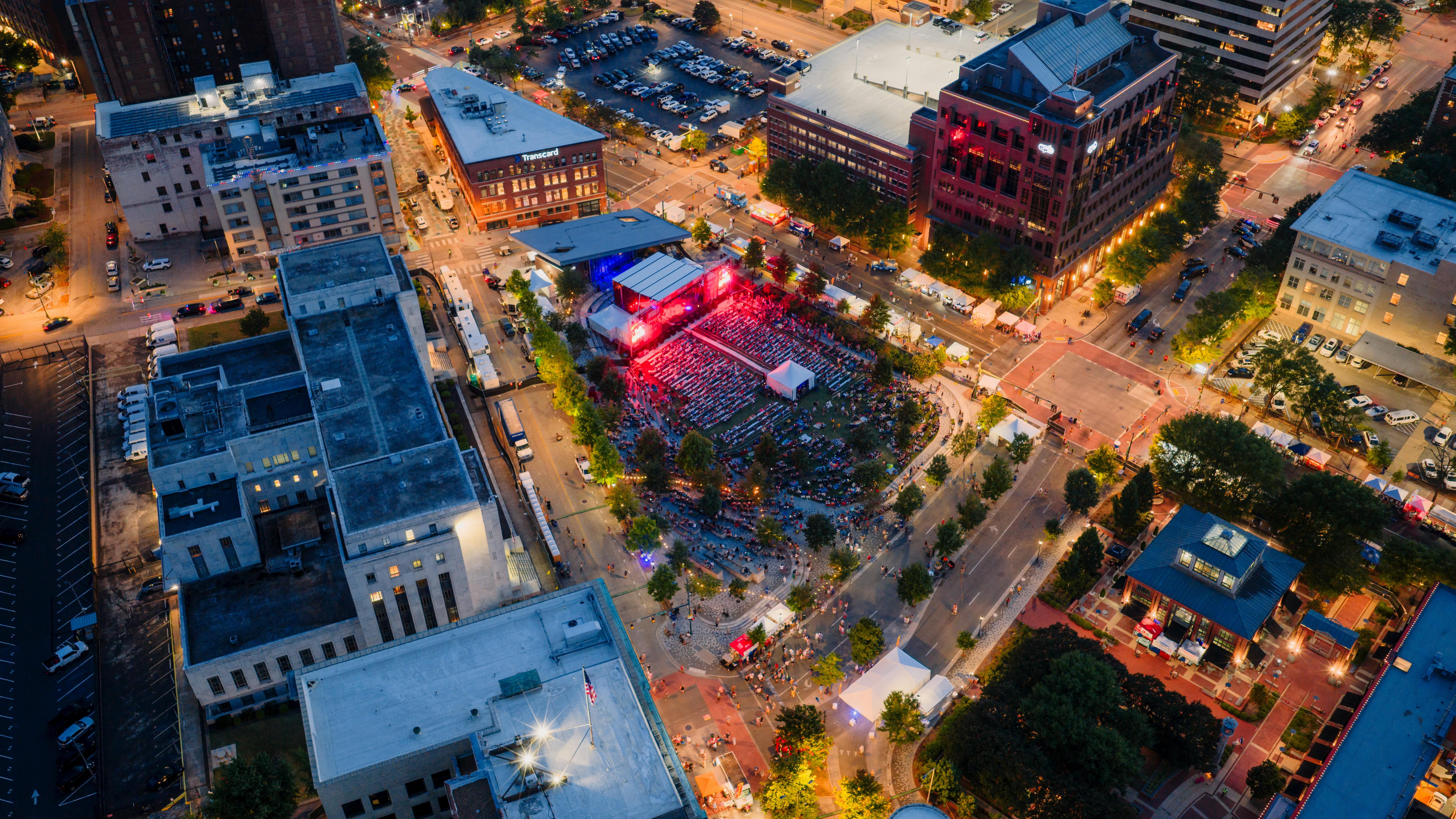 Gratis Vista aerea serale di un vivace concerto all'aperto nel centro di Chattanooga, Tennessee. Foto a disposizione