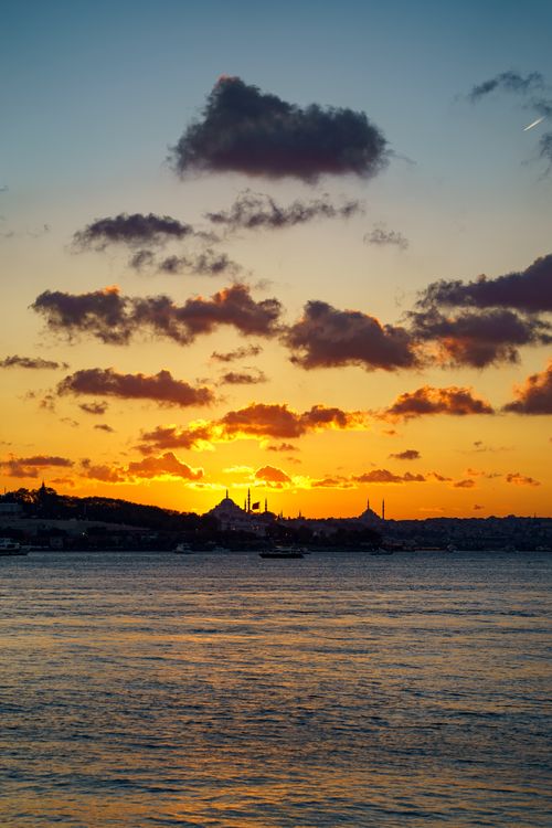 Free Breathtaking sunset over Istanbul skyline with vivid hues and serene water reflections. Stock Photo