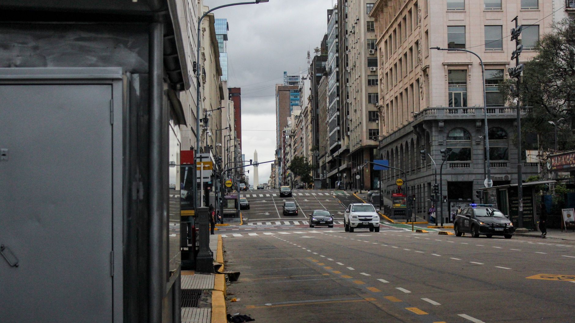 Una avenida porteña con el Obelisco al fondo