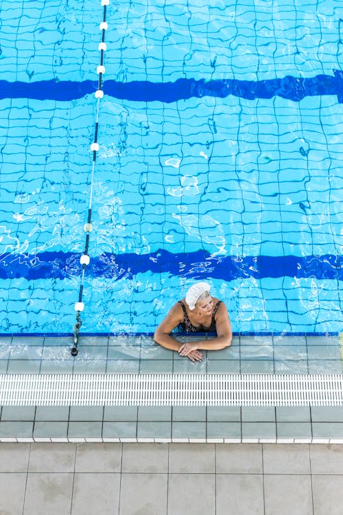 Фотография женщины, погруженной в бассейн