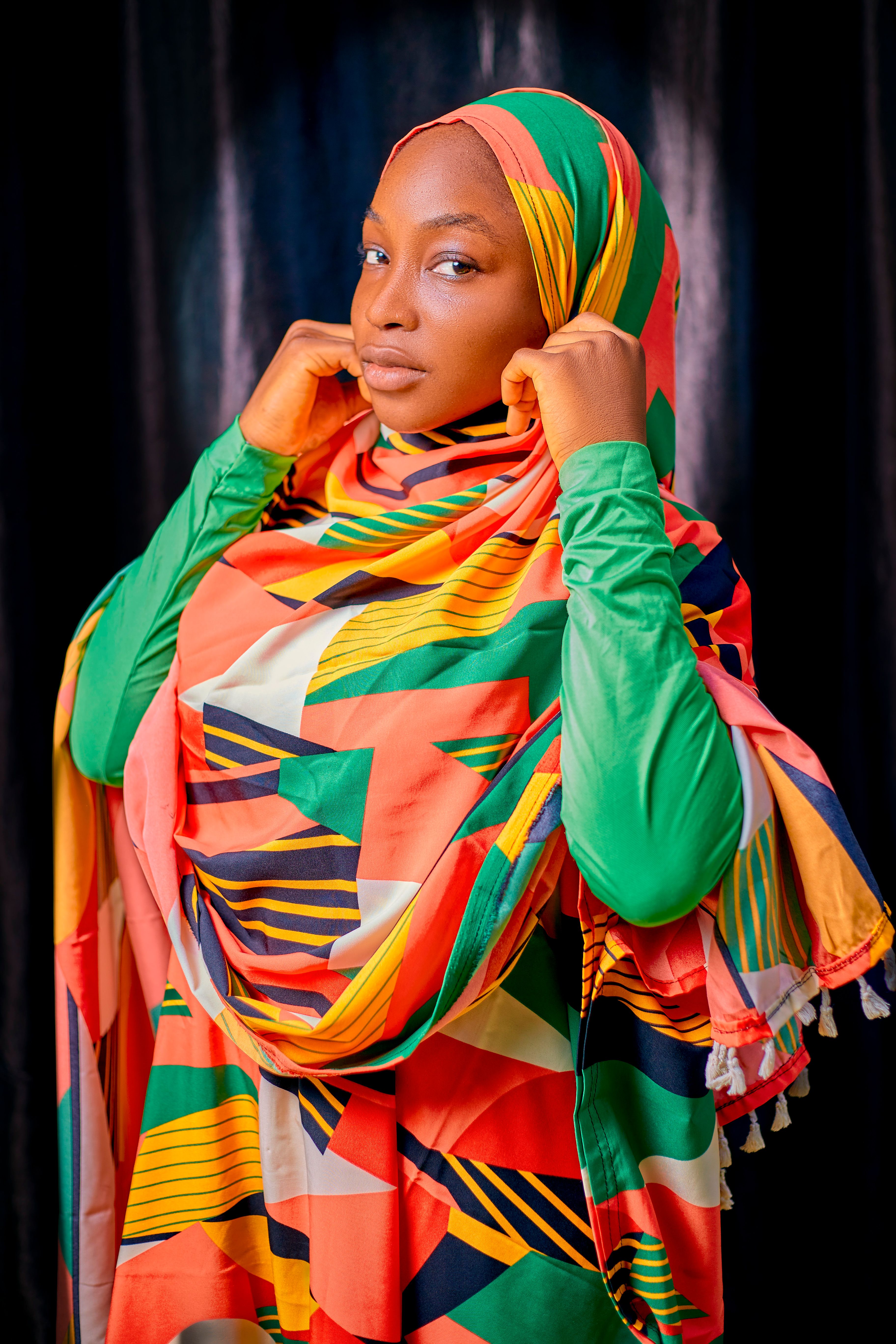 Fotomural Impresionante retrato de mujer con un hijab colorido de patrón geométrico