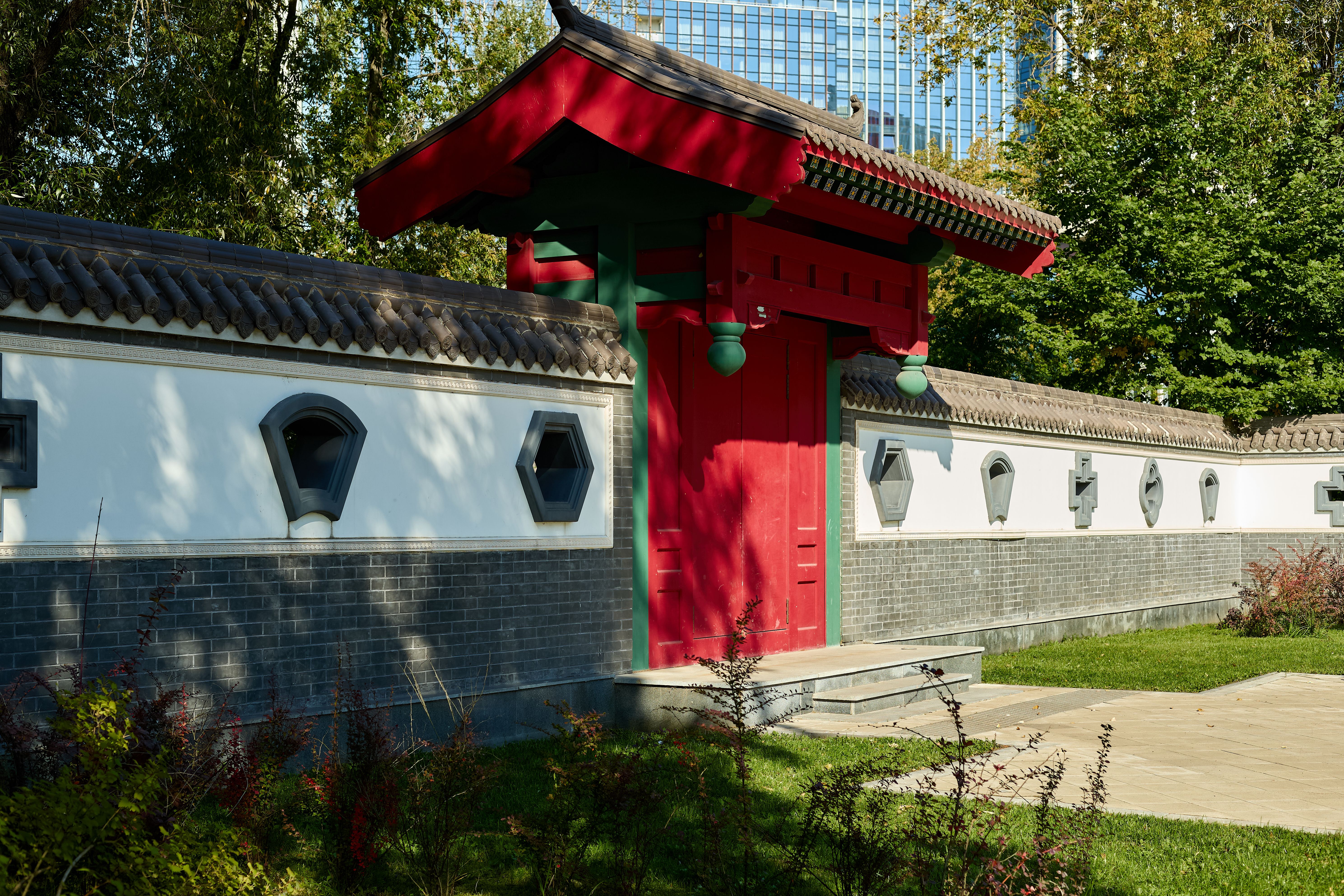 Traditional Chinese Architectural Gate in Moscow Park · Free Stock Photo