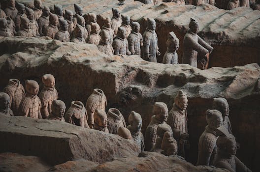 Esplora l'iconico Esercito di Terracotta di Xi'an, che espone antiche sculture cinesi di guerrieri e cavalli. Riprese nei minimi dettagli.